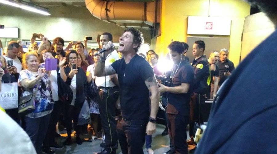 Capital Inicial faz show surpresa no Metrô de São Paulo