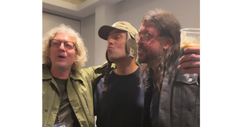 Liam Gallagher se encontra com Dave Grohl e dedica “Cigarettes and Alcohol” ao amigo