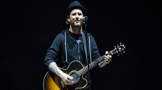 Vídeo: Corey Taylor toca ao violão seu single solo “Black Eyes Blue”