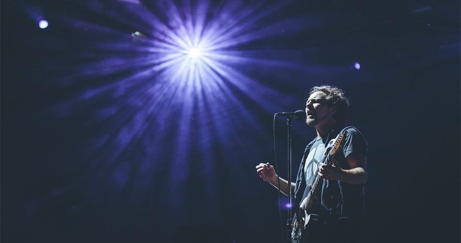 Vídeo: Eddie Vedder e Red Hot Chili Peppers tocam “Purple Rain”, clássico de Prince