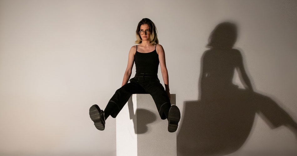 Lírica, profunda, autocentrada e universalista, Sarah Meyz lança o EP “Things That They Don’t Know”