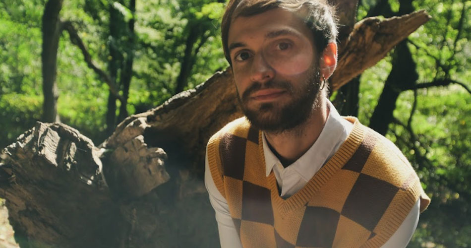 Mochita mistura sonoridades e temáticas em novo single, “Love Transcends It All”